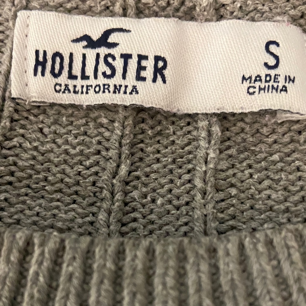 Hollister Gray Cable Knit Crewneck Sweater with Red Logo - Picture 2 of 8